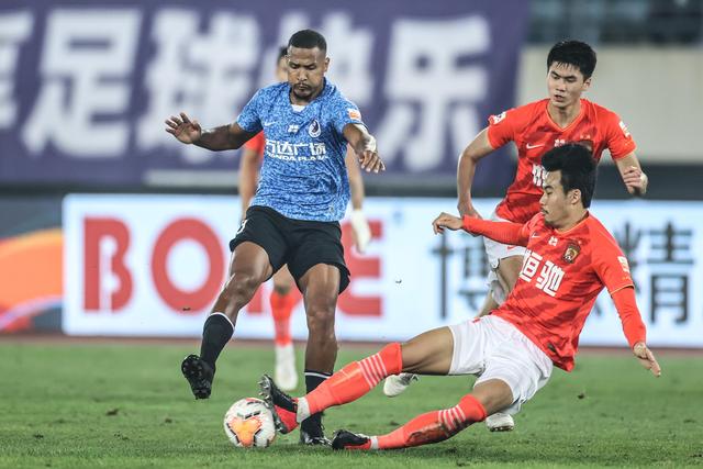 沃特斯27分高登空砍34分 广东送四川8连败